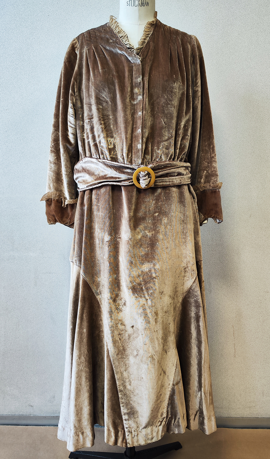 1920F – Robe – 1444
