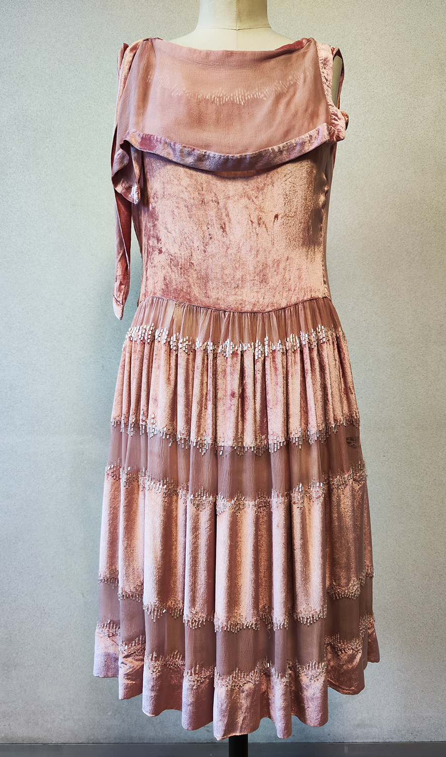 1920F – Robe – 1481