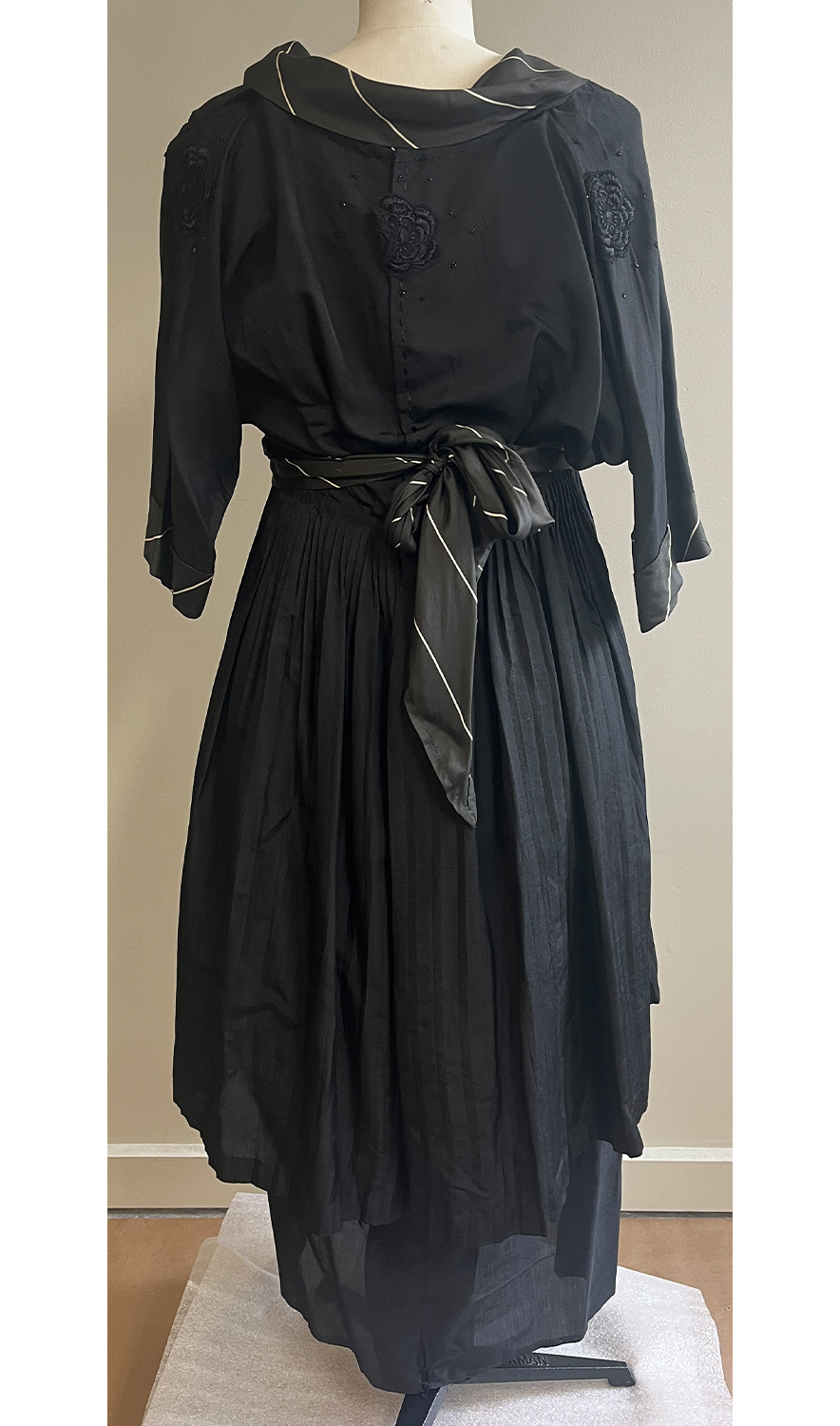 1920F – Robe – 1510 (2)