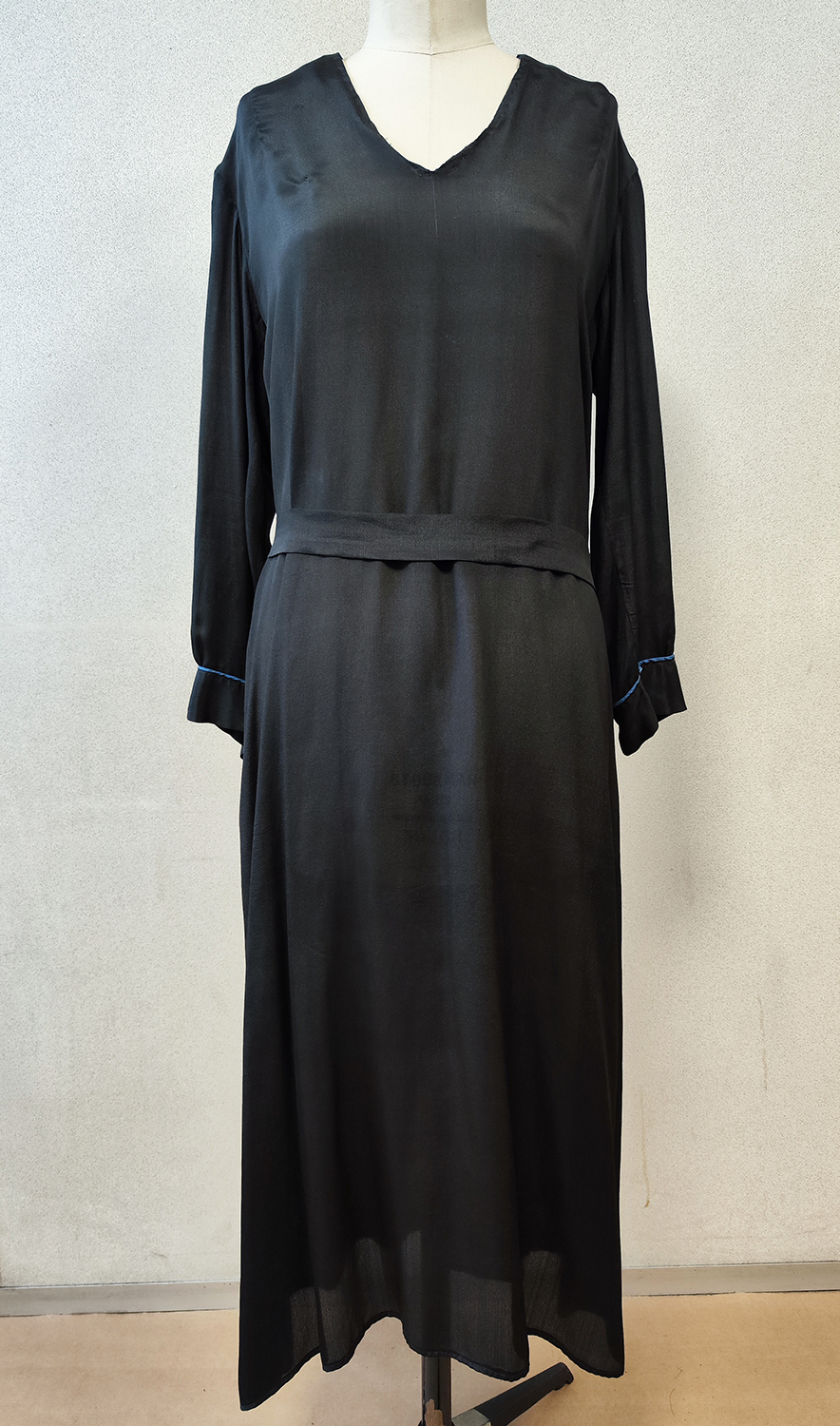 1920F – Robe – 151(1)