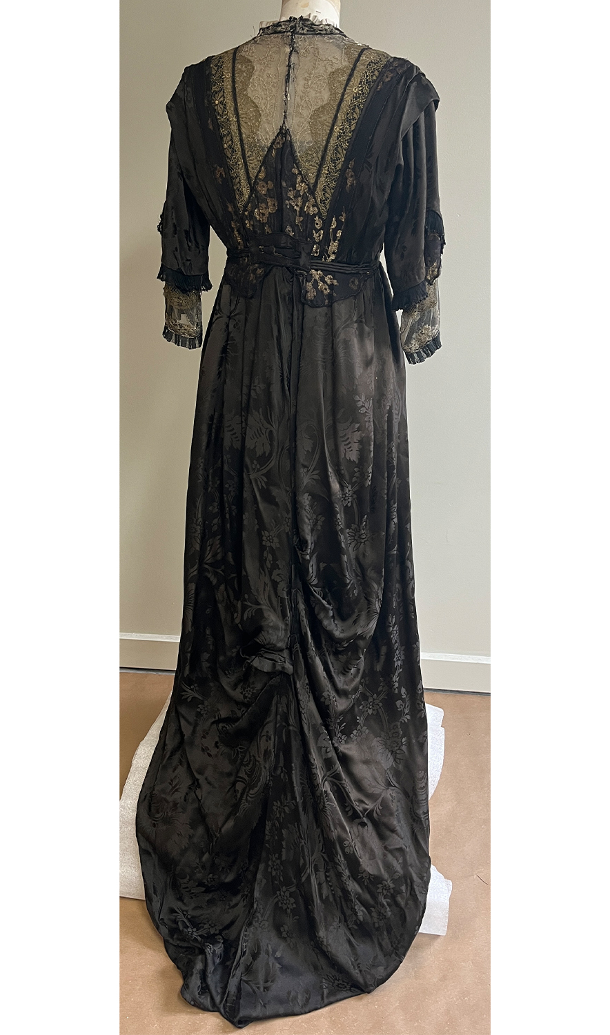 1920F – Robe – 1513 (2)