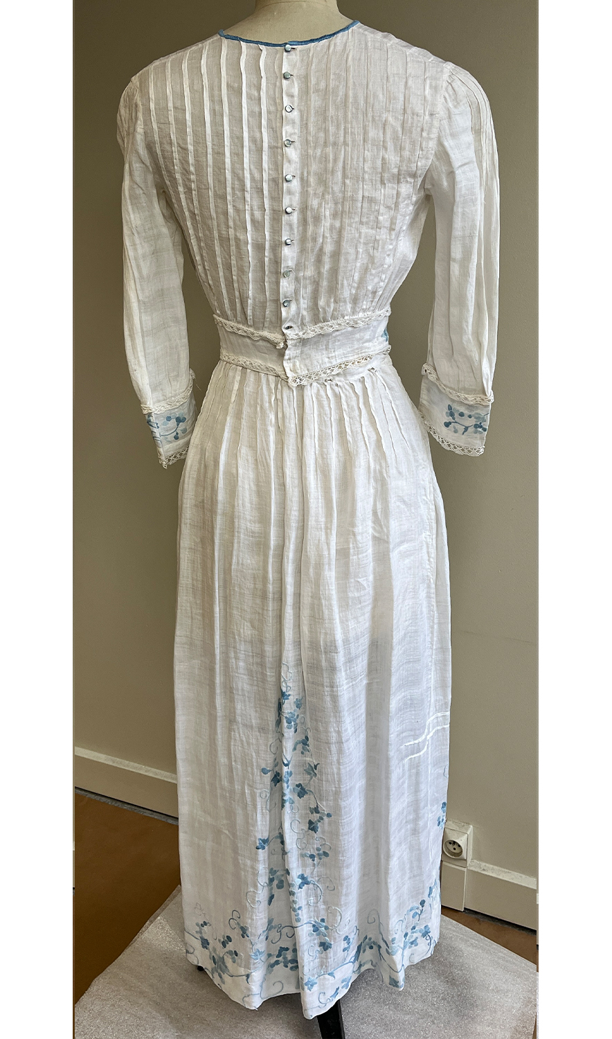 1920F – Robe – 1520 (2)