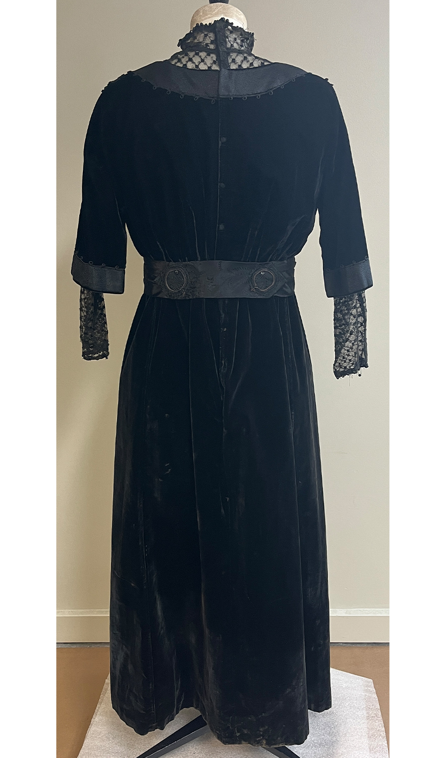 1920F – Robe – 1522 (2)