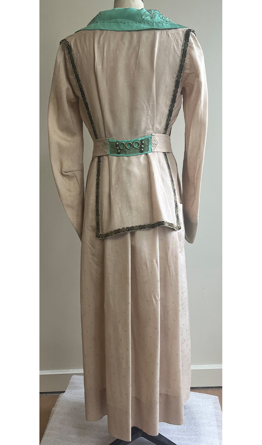 1920F – Robe – 1524 (2)