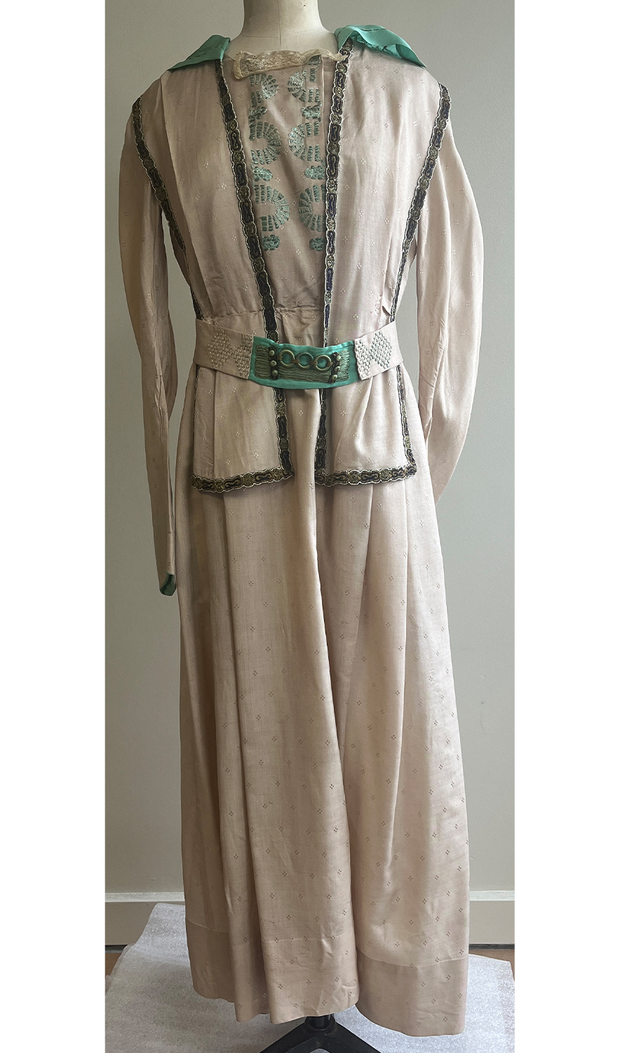 1920F – Robe – 1524
