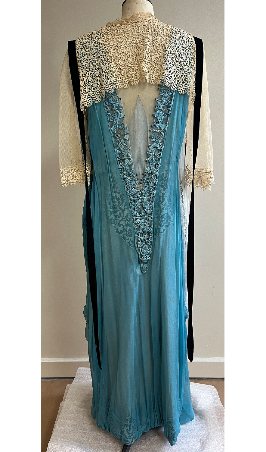 1920F – Robe – 1525 (2)