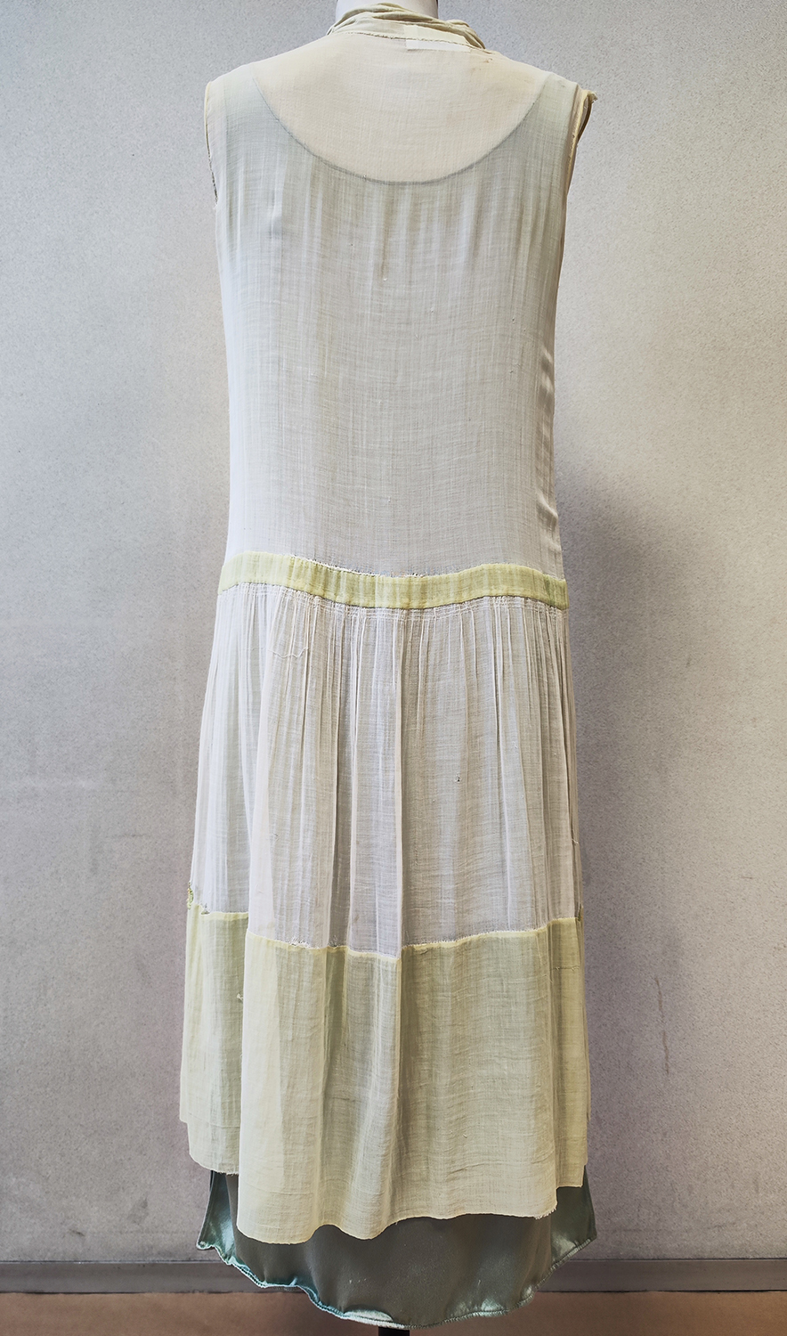 1920F – Robe – 238(2)